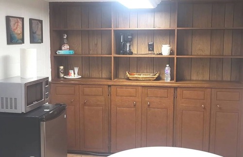 Windsor House | Cozy 1 Bed Basement Studio Apt 10 min to downtown and riverside