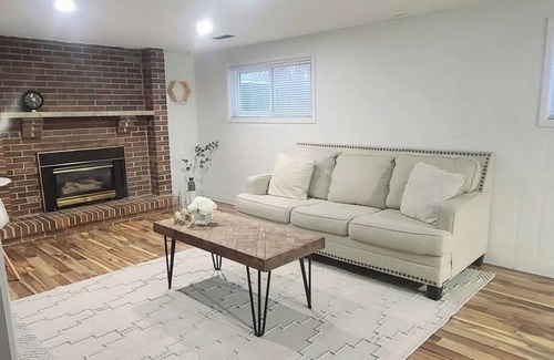 Windsor House | Cozy 1 Bed Basement Studio Apt 10 min to downtown and riverside