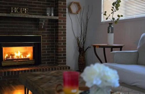 Windsor House | Cozy 1 Bed Basement Studio Apt 10 min to downtown and riverside