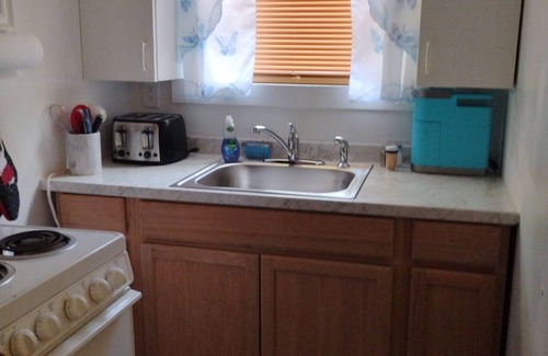 Harbor Oaks Cottage | cozy 1 bedroom 1 bath Cottage in Port Orange with WiFi, AC