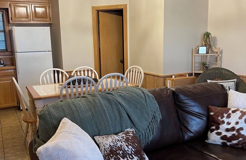 Sondheimer House | Cozy 1 bedroom, 2 queen beds with sofa couch lakefront nEagle Lake Getaway
