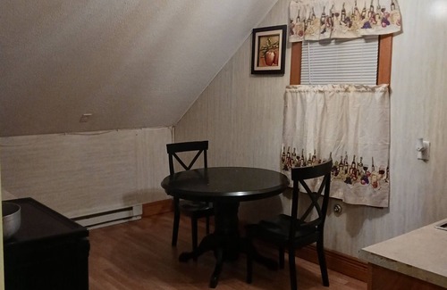 New Britain House | cozy 1 bedroom 3rd floor nice quiet and conveniently located next to everything.