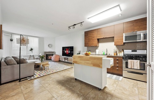 Del Rey Apartment | Cozy 1-bedroom apartment with parking and pool in awesome MdR