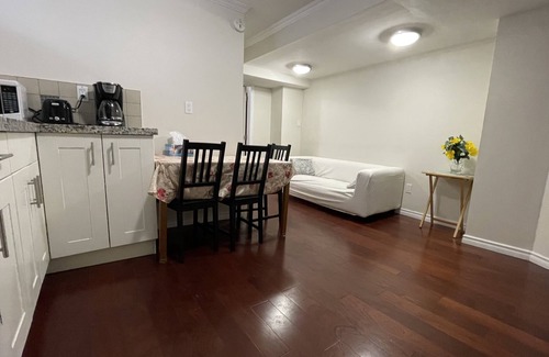 Richmond Hill Apartment | Cozy 1 Bedroom Apartment + Parking - Great for Toronto Commuters