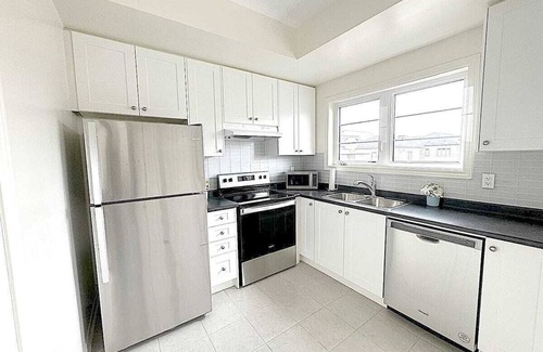 Richmond Hill Apartment | Cozy 1-bedroom apartment in wonderful Richmond Hill with AC, WiFi