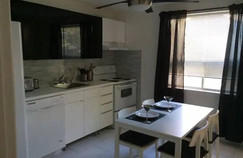 Port Credit Apartment | Cozy 1 Bedroom apartment near the Lake
