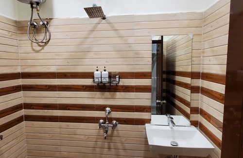 Hyderabad Apartment | Cozy 1-bedroom apartment in charming Manikonda with AC, WiFi, water heater.