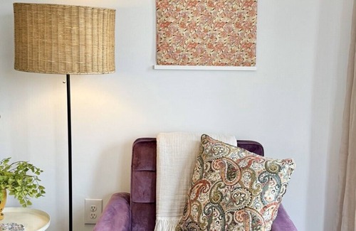 Valley Street Apartment | Cozy 1-bedroom apartment in awesome Portland with WiFi, AC
