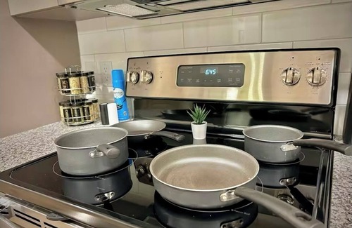 Sherman Apartment | Cozy 1-bedroom apartment, gym, pool, WiFi, washer dryer, great location