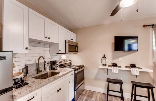 Coral Terrace Apartment | Cozy 1-bedroom apartment with WiFi, AC in adorable Miami