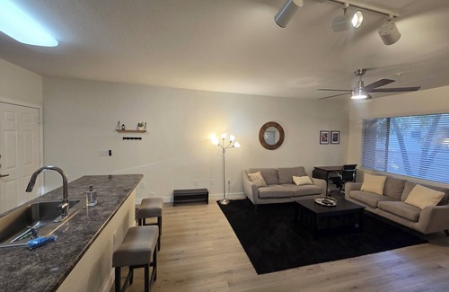 Paradise Valley Village Condo | Cozy 1-bedroom condo in North Phoenixn
