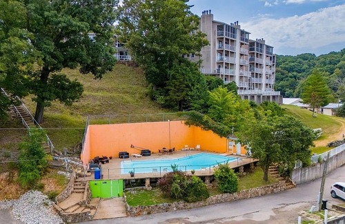 Lake Ozark Condo | Cozy 1-bedroom condo with WiFi, AC in peaceful Lake Ozark. Prime location on 4MM
