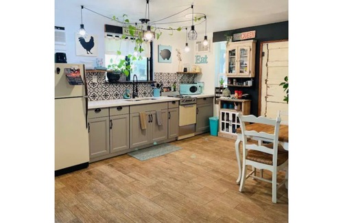 Tolleson Cottage | Cozy, 1 bedroom Cottage with Mountain views!