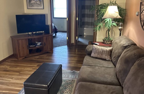 Findlay Apartment | Cozy 1 bedroom downtown