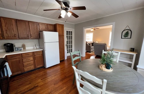 Nacogdoches House | Cozy 1 Bedroom Flat in the middle of town blocks to SFA and Downtown