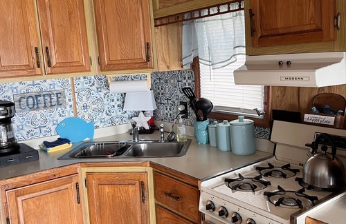 Palmhurst House | Cozy 1-bedroom home, access to pool, hot tub, fitness room, gated park setting.