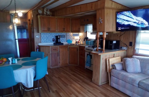 Palmhurst House | Cozy 1-bedroom home, access to pool, hot tub, fitness room, gated park setting.