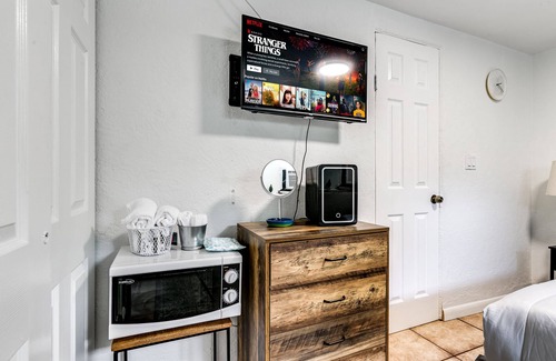 Parkside Apartment | Cozy 1 bedroom, pool, w/patio, 9 min to the beach & close to downtown Hollywood