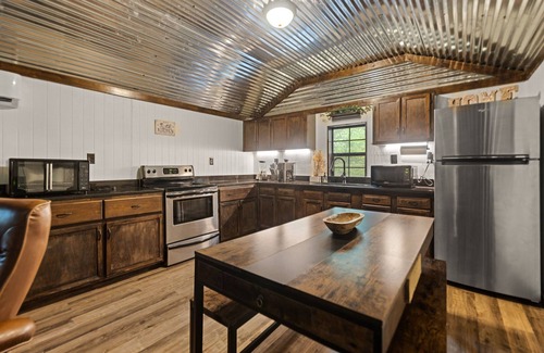 Stanton Cabin | Cozy 1-Bedroom Retreat at Rough Creek Bunkhouse in Powell County, KY - Perfect for 4 Guests!