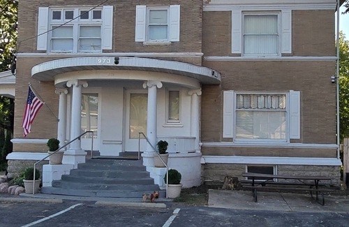 Rockford Apartment | Cozy 1-bedroom with AC, fitness room, WiFi , Laundy in a great building