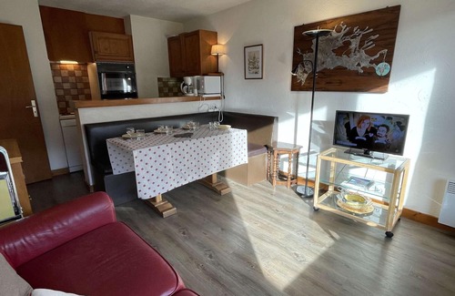 Praz-sur-Arly Apartment | Cozy 1-BR Apartment with Bunks, Mezzanine, Near Ski Slopes – Free Parking & Close to Town!