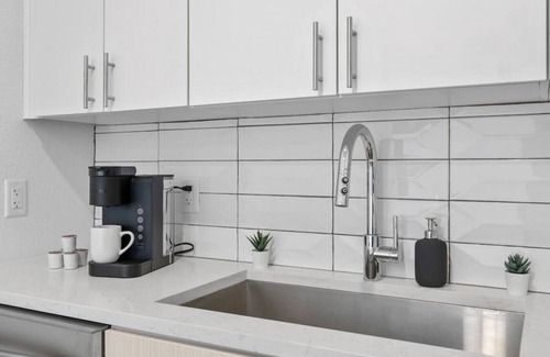 Aurora Apartment | Cozy 1-BR APT by Stanley Marketplace