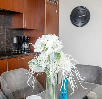 Willowdale Apartment | Cozy 1 BR & Den Condo in North York Free Parking