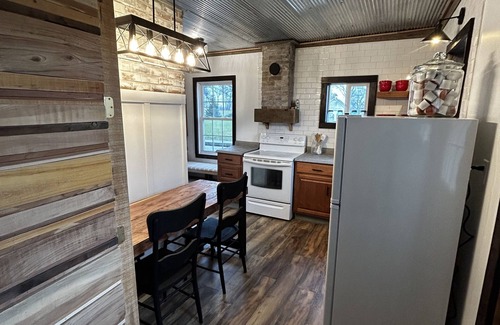 Curtice House | Cozy 1917 home with fun loft for kids.Close to birding & fishing.pets welcome
