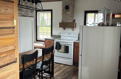 Curtice House | Cozy 1917 home with fun loft for kids.Close to birding & fishing.pets welcome