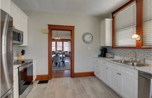 Quincy House | Cozy 1930's bungalow meets modern amenities!