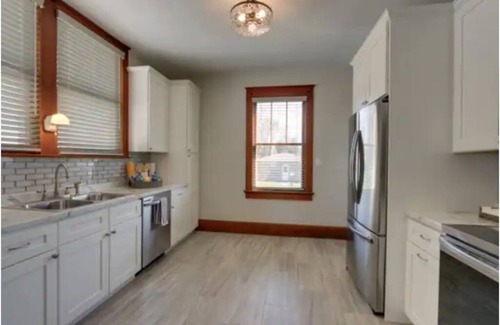 Quincy House | Cozy 1930's bungalow meets modern amenities!