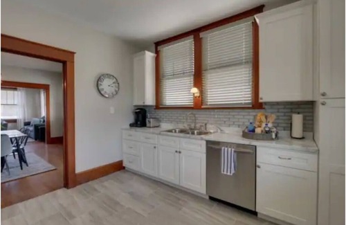 Quincy House | Cozy 1930's bungalow meets modern amenities!