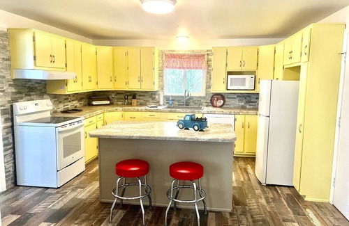 Bicknell Cottage | Cozy 1950s Vintage Cottage on Main near Capitol Reef