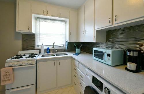 Downtown Omaha Apartment | Cozy 1B Apt-Close to Hospital, Grocery, Midtown