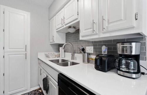 Brentwood Apartment | Cozy 1B City Skyline View Pool Near Downtown