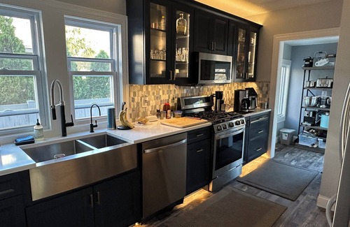 Rockford Apartment | Cozy 1BD Private Room w/Queen Bed & EV Charger
