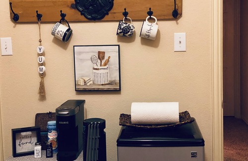Little Elm House | Cozy 1BDR Queen ~ Kitchenette ~ Private Bath ~ 5 Star Award Winning Super Host
