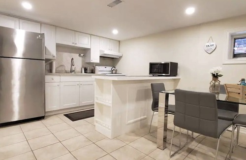Earlscourt House | Cozy 1br +1 Apartment in Toronto's Midtown!