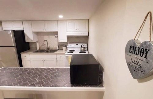 Earlscourt House | Cozy 1br +1 Apartment in Toronto's Midtown!