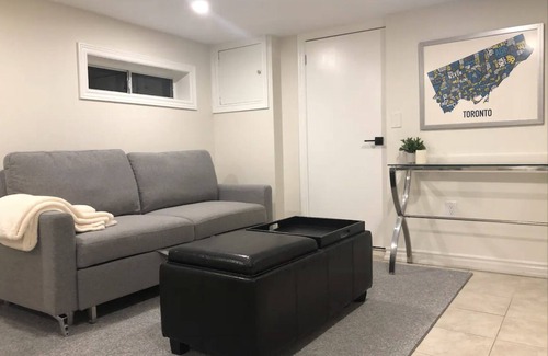 Earlscourt House | Cozy 1br +1 Apartment in Toronto's Midtown!