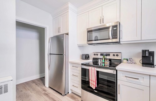 Hamilton Apartment | Cozy 1BR Apartment in Corktown Hamilton!