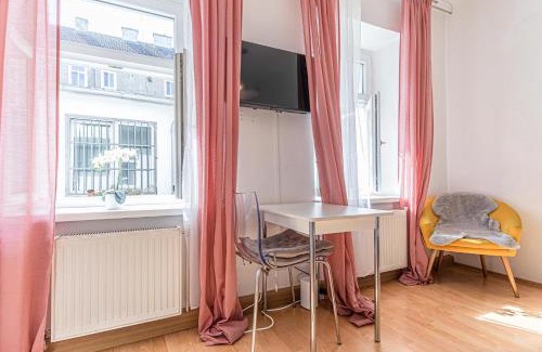 Rudolfsheim-Funfhaus Apartment | Cozy 1BR Apt,TV and Netflix, Close to Metro Lines