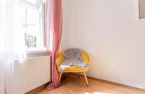 Rudolfsheim-Funfhaus Apartment | Cozy 1BR Apt,TV and Netflix, Close to Metro Lines