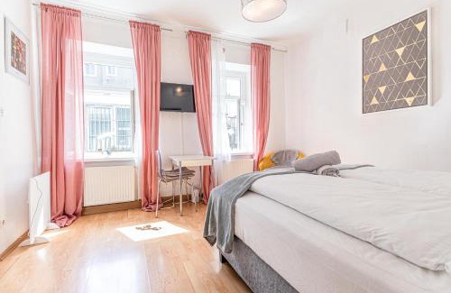 Rudolfsheim-Funfhaus Apartment | Cozy 1BR Apt,TV and Netflix, Close to Metro Lines