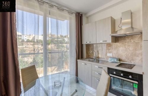 St. Julian's Apartment | Cozy 1BR home in the centre of St Julians w/WIFI
