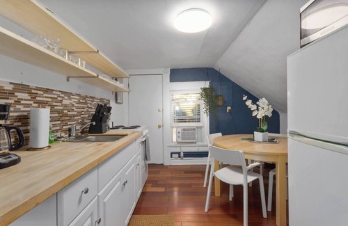 Southmoreland Apartment | Cozy 1BR in Historic Triplex 11