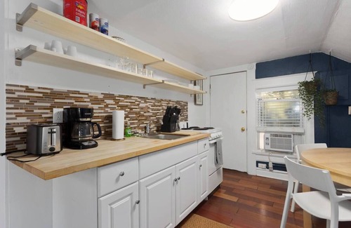 Southmoreland Apartment | Cozy 1BR in Historic Triplex 11