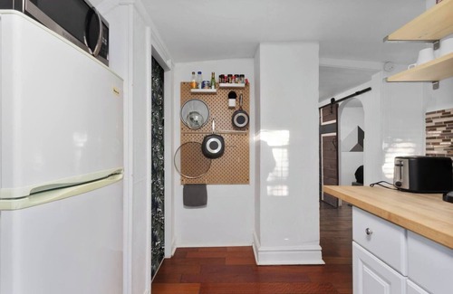Southmoreland Apartment | Cozy 1BR in Historic Triplex 11