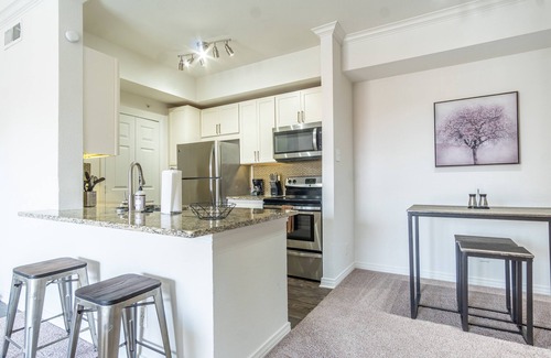 Irving Apartment | Cozy 1BR King Suite | Pool, Gym & Easy Parking