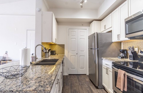 Irving Apartment | Cozy 1BR King Suite | Pool, Gym & Easy Parking